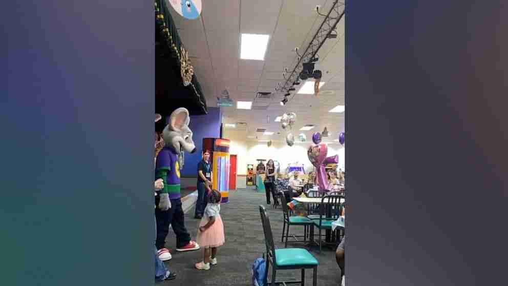 Mom speaks out after she says Chuck E. Cheese costumed employee in New Jersey ignored daughter - WEIS - Vimarsana News