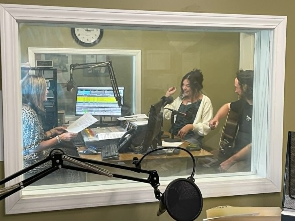 Artist Sofia Lee Davis Visits WEIS Radio for Live Interview and New Single Release