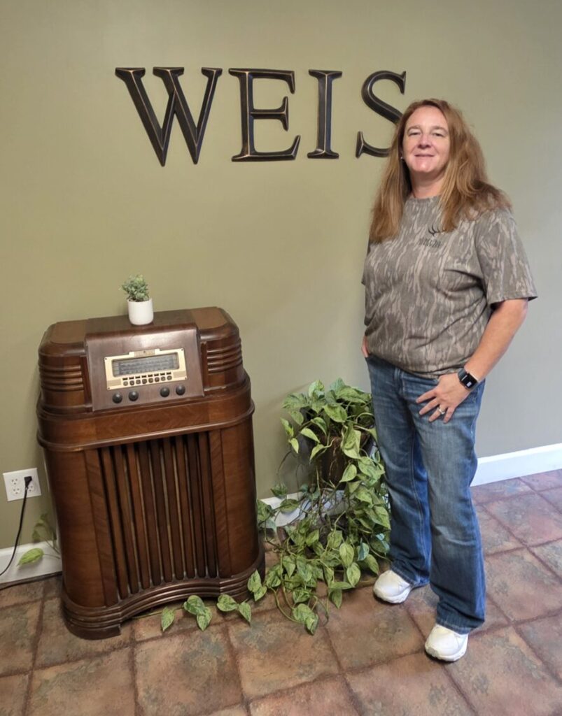 Molly Jordan discusses the Northeast Alabama NWTF Conservation Banquet with Merry Jerry Baker at WEIS Radio.