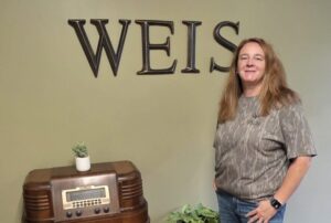 Molly Jordan discusses the Northeast Alabama NWTF Conservation Banquet with Merry Jerry Baker at WEIS Radio.
